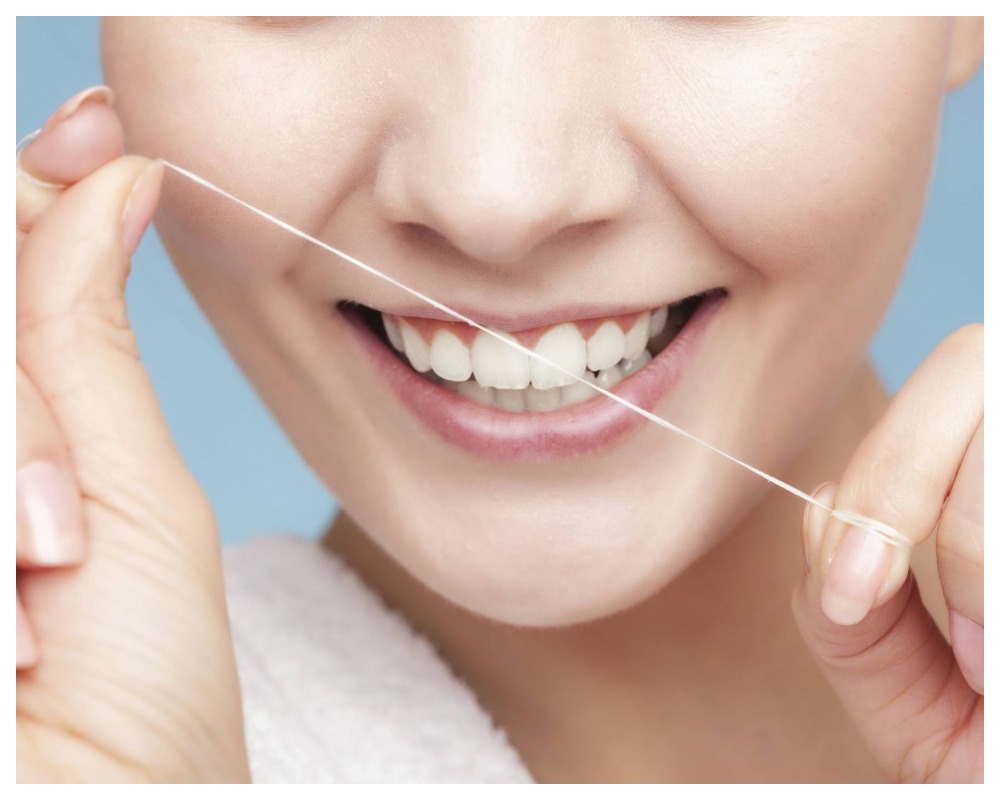 Nha Khoa Quốc Tế Sài Gòn Vệ sinh làm sạch răng miệng bằng chỉ nha khoa