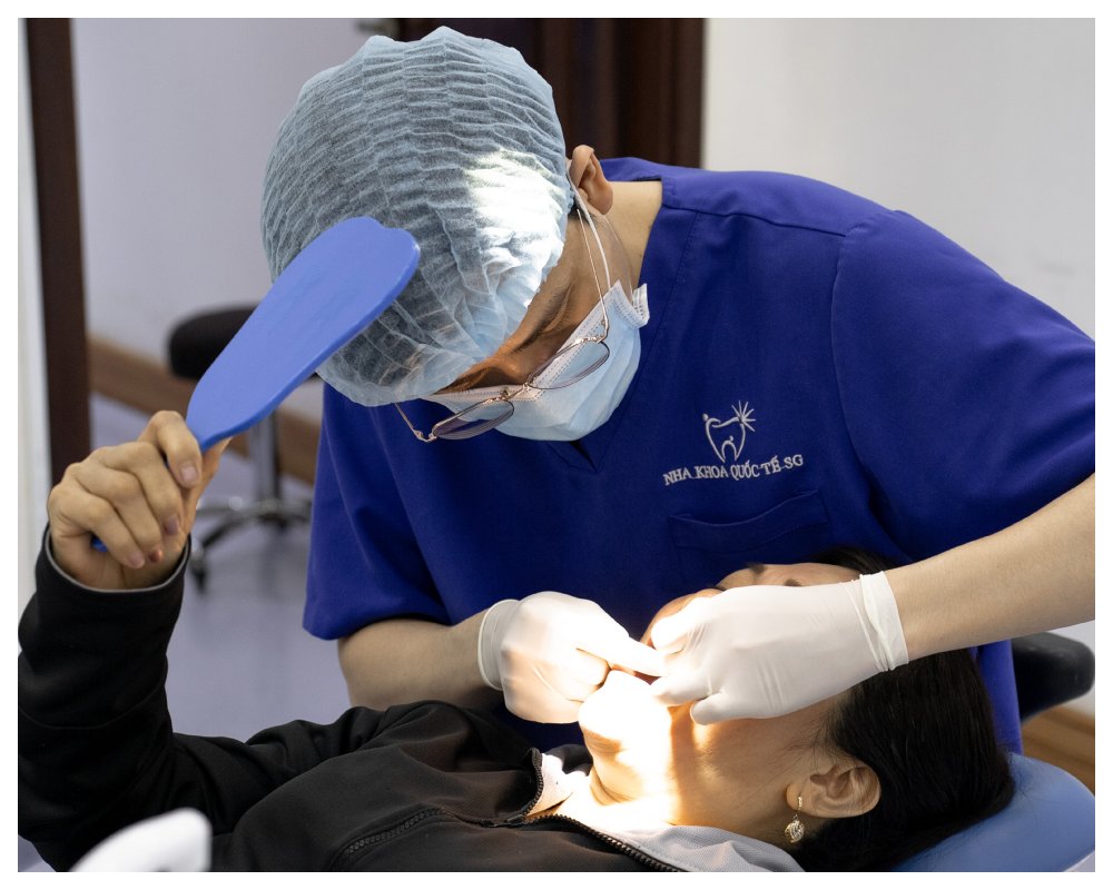 Nha Khoa Quốc Tế Sài Gòn Đội ngũ bác sĩ tại Nha khoa Quốc Tế Sài Gòn thăm khám cho bệnh nhân