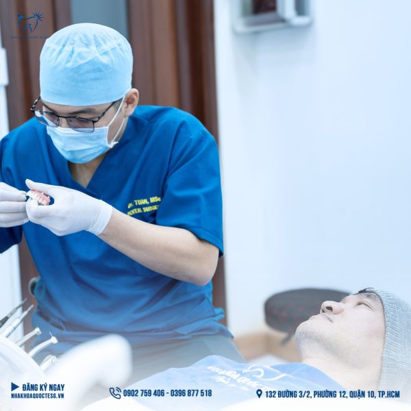 Nha Khoa Quốc Tế Sài Gòn Thạc Sĩ Lê Quang Tuấn tiến hành điều trị cắm Implant
