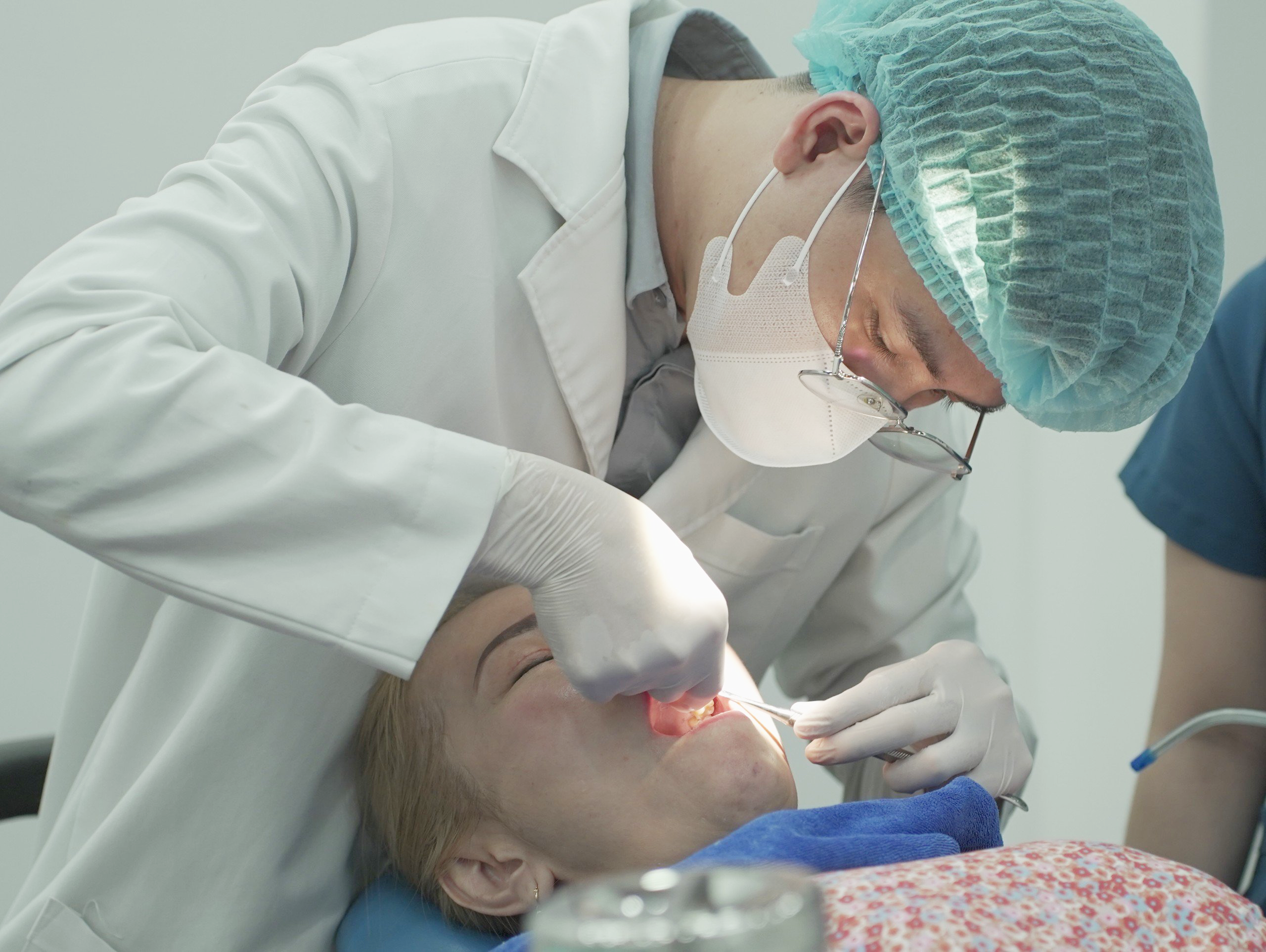 yếu tố ảnh hưởng đến chi phí bọc răng sứ