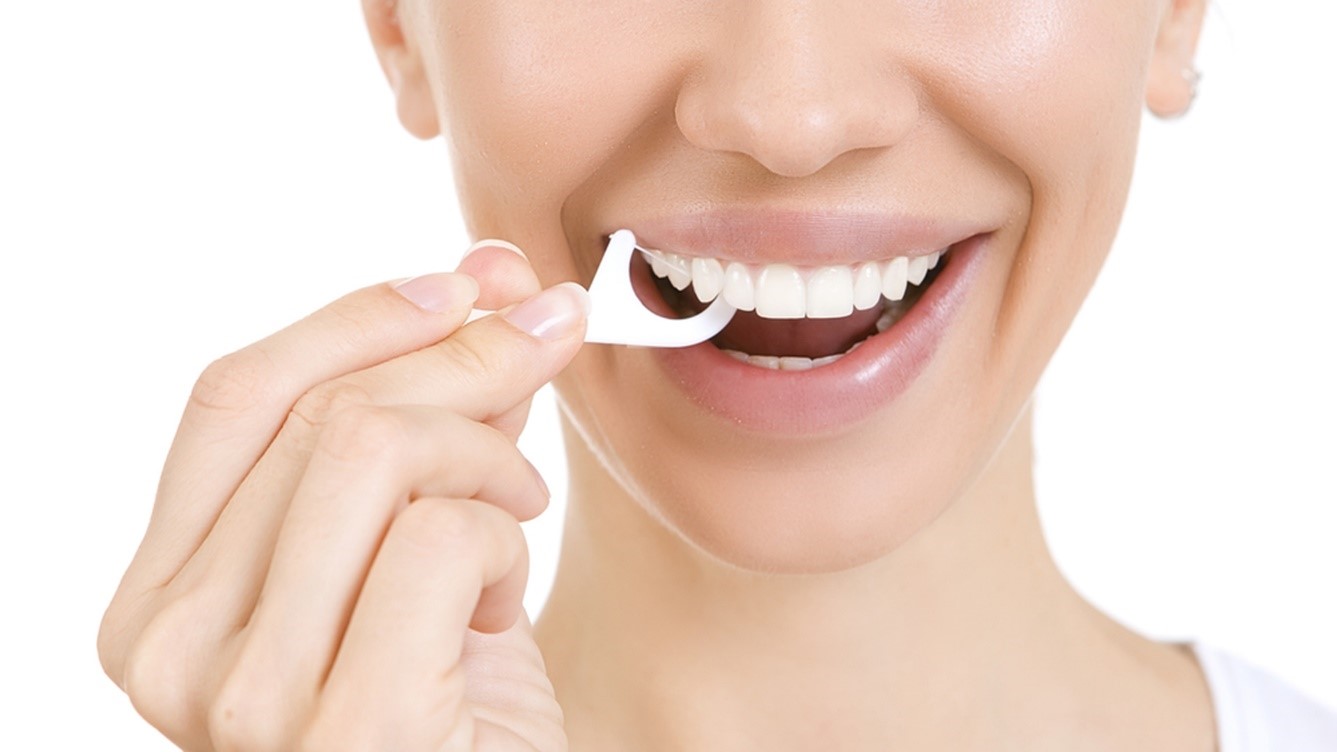Nha Khoa Quốc Tế Sài Gòn Dùng chỉ nha khoa để hạn chế răng ố vàng