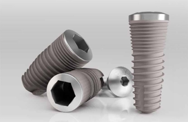 Nha Khoa Quốc Tế Sài Gòn Trụ implant Hàn Quốc Yes Biotech có bề mặt xử lý SLA, tăng hydrophilicity, ưu hóa tích hợp xương