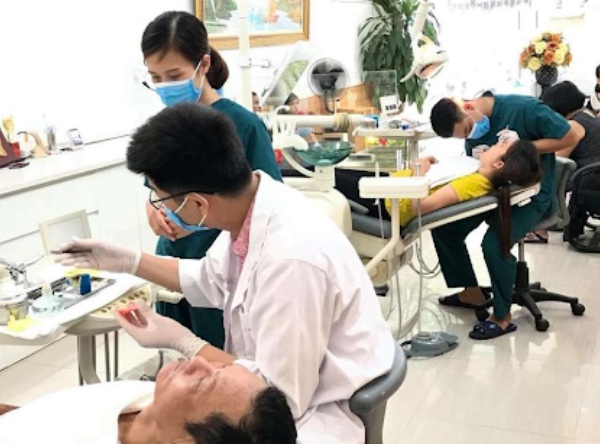 Nha Khoa Quốc Tế Sài Gòn Nha khoa Dr. Care có đội ngũ hơn 100 y bác sĩ và kỹ thuật viên chuyên nghiệp, hiện đại