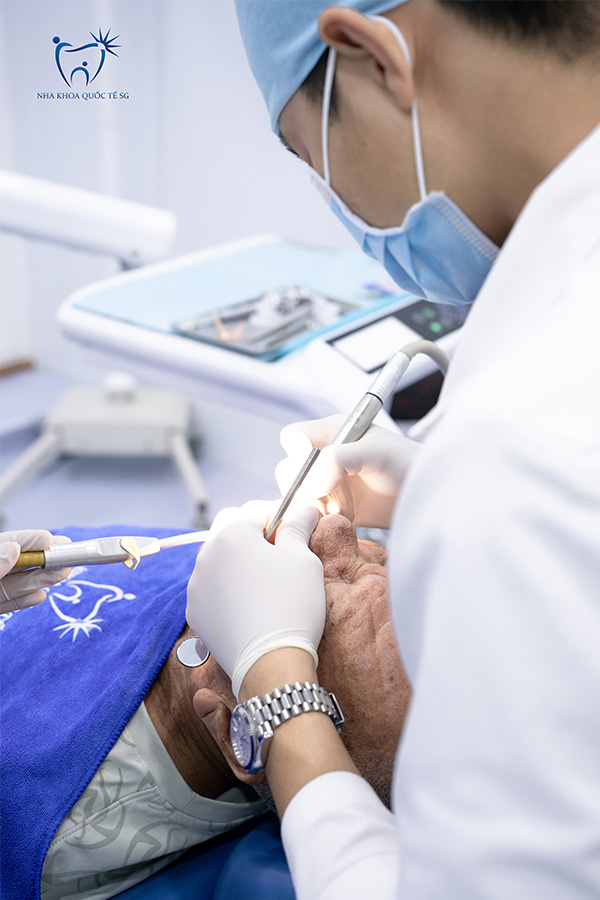 Nha Khoa Quốc Tế Sài Gòn Bác sĩ thăm khám và tiến hành cấy ghép răng