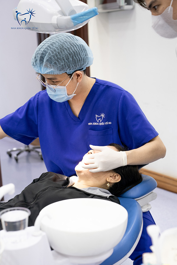 Nha Khoa Quốc Tế Sài Gòn Bác sĩ tiến hành điều trị cho bệnh nhân