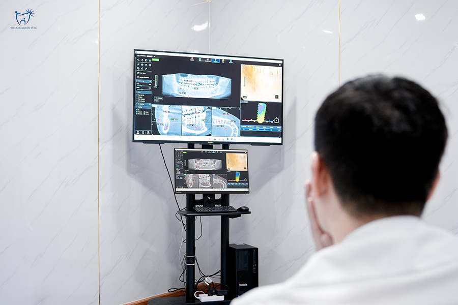 Nha Khoa Quốc Tế Sài Gòn Khám phá công nghệ chẩn đoán hình ảnh 3D qua màn hình chuyên dụng