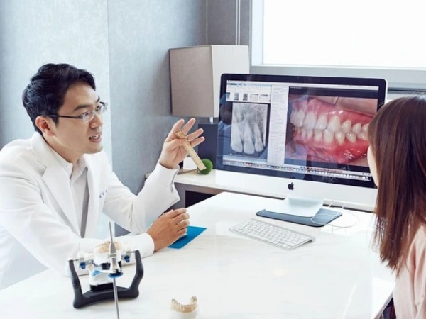 Nha Khoa Quốc Tế Sài Gòn Bác sĩ thăm khám răng hàm cho bệnh nhân trước khi cấy Implant