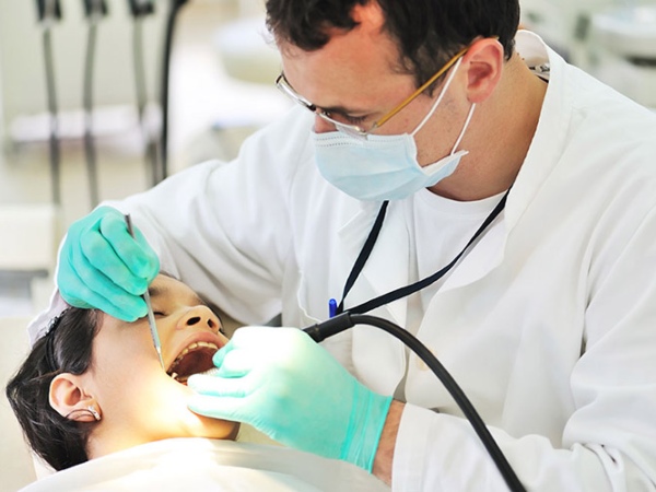 Nha Khoa Quốc Tế Sài Gòn Bác sĩ kiểm tra tổng thể tình trạng răng miệng trước khi ghép xương implant