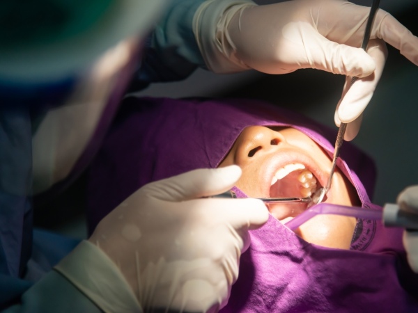 Nha Khoa Quốc Tế Sài Gòn Bác sĩ tiến hành phẫu thuật ghép xương