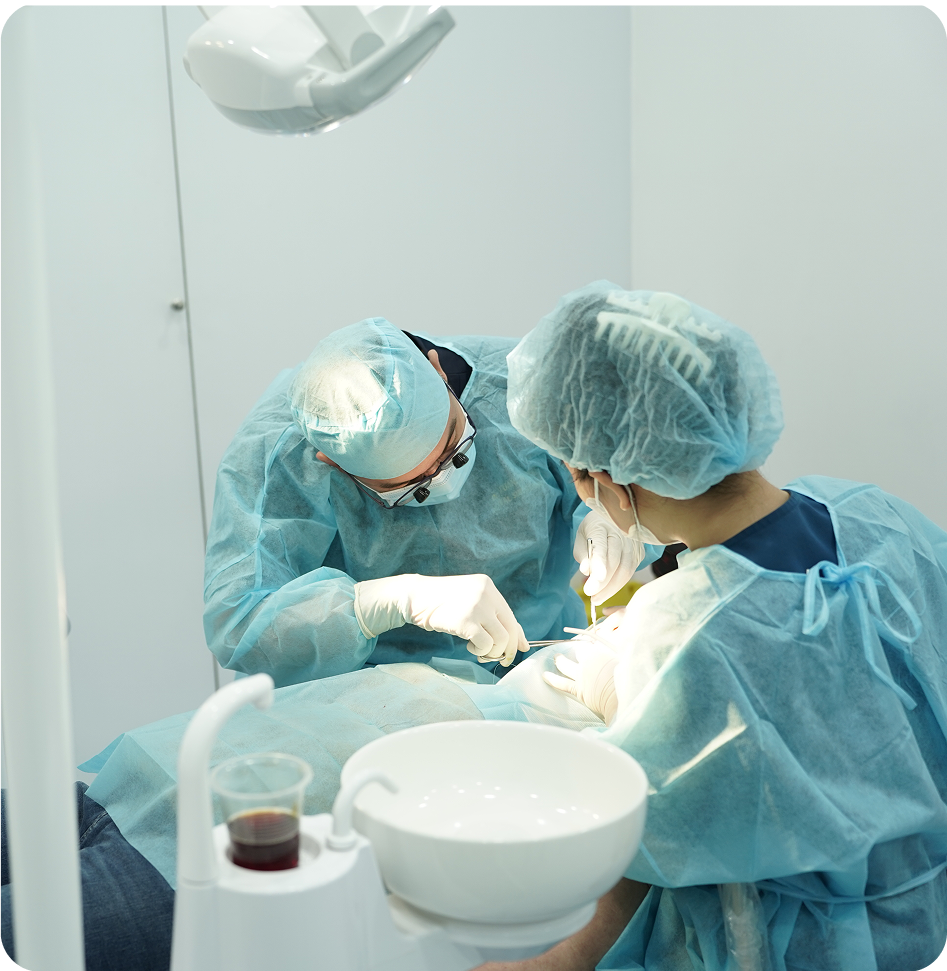 bác sĩ thực hiện ghép implant