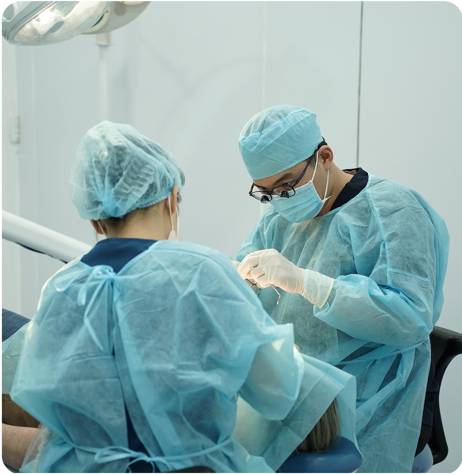 bác sĩ tiến hành đặt trụ lành thương