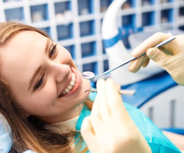 Nha Khoa Quốc Tế Sài Gòn Bác sĩ kiểm tra sức khỏe răng miệng tổng quát trước khi cấy ghép Implant