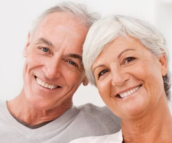 Nha Khoa Quốc Tế Sài Gòn Người cao tuổi sau khi thực hiện trồng răng Implant
