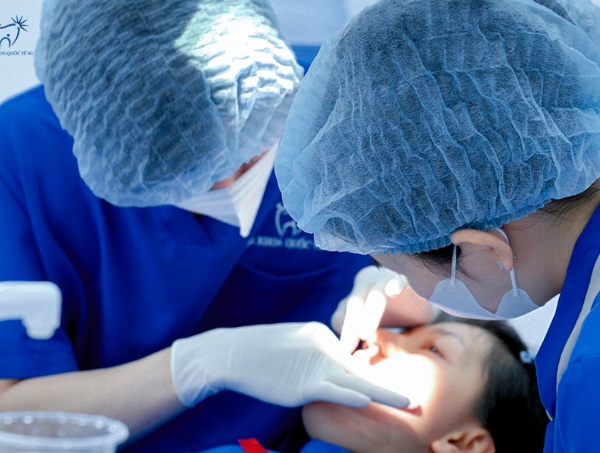 Nha Khoa Quốc Tế Sài Gòn Bác sĩ tại Nha Khoa Quốc Tế SG thực hiện cấy ghép Implant cho bệnh nhân