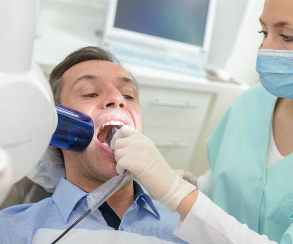 Nha Khoa Quốc Tế Sài Gòn Bác sĩ tiến hành kiểm tra tổng quát tình trạng răng miệng