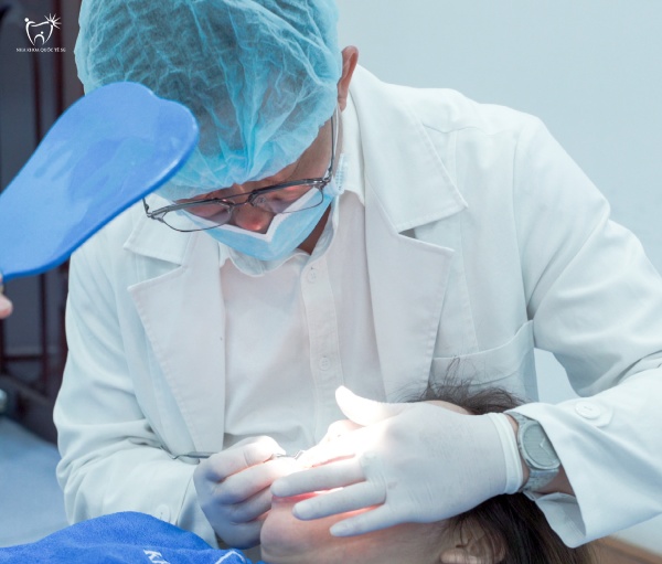 Nha Khoa Quốc Tế Sài Gòn Bác sĩ thực hiện lấy dấu khay mở Implant chính xác tại Nha khoa Quốc Tế SG