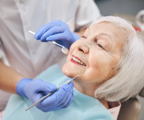 Nha Khoa Quốc Tế Sài Gòn Người cao tuổi cần kiểm tra sức khoẻ tổng quát khi muốn trồng Implant