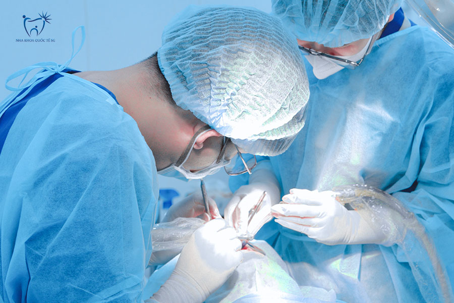 Nha Khoa Quốc Tế Sài Gòn Quá trình thăm khám ban đầu của bác sĩ cho bệnh nhân