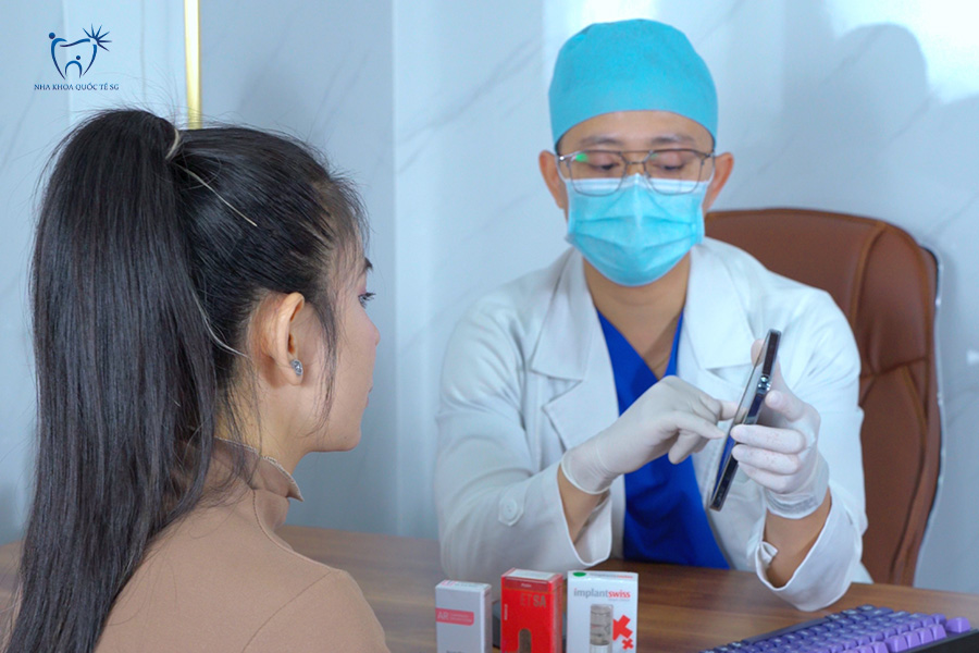 Nha Khoa Quốc Tế Sài Gòn Quá trình thăm khám ban đầu của bác sĩ cho bệnh nhân