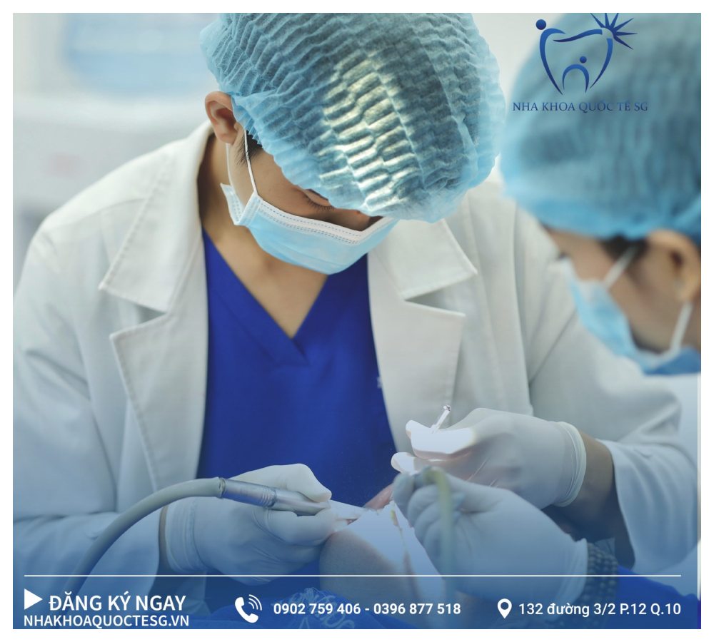 Nha Khoa Quốc Tế Sài Gòn Đội ngũ y bác sĩ tại Nha Khoa Quốc Tế Sài Gòn thực hiện cấy ghép Implant cho bệnh nhân