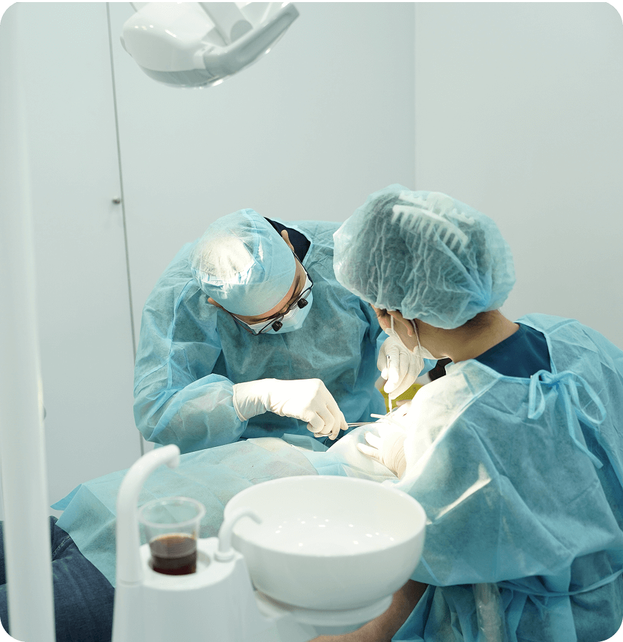 Bác sĩ gắn răng tạm cho bệnh nhân