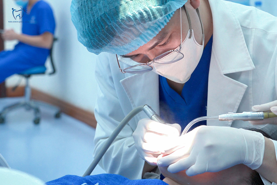 Nha Khoa Quốc Tế Sài Gòn Bác sĩ thăm khám và tiến hành cấy ghép răng