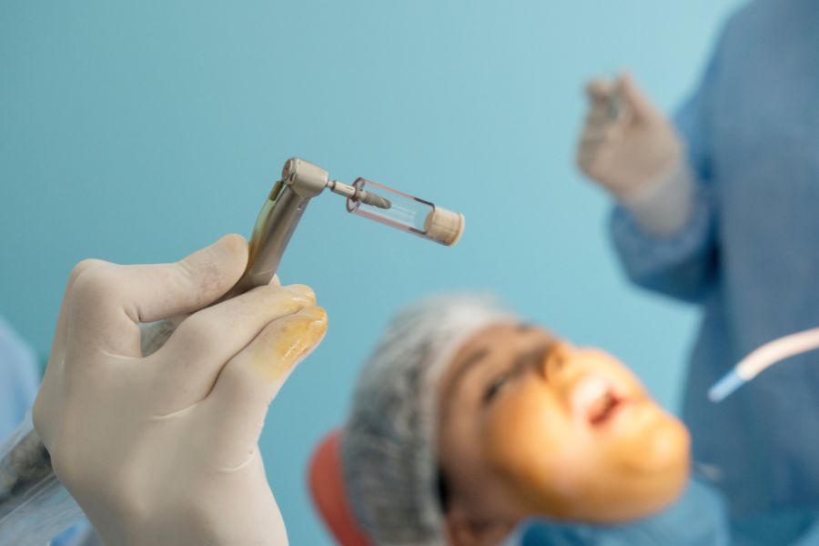 Nha Khoa Quốc Tế Sài Gòn Bác sĩ thực hiện cấy ghép trụ Implant