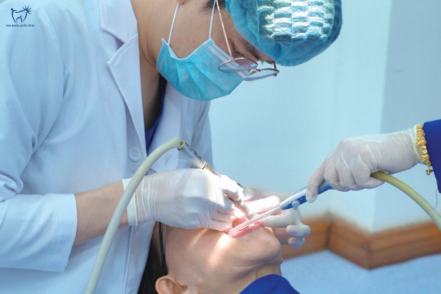 Bác sĩ thực hiện gắn thử răng sứ Titan cho bệnh nhân