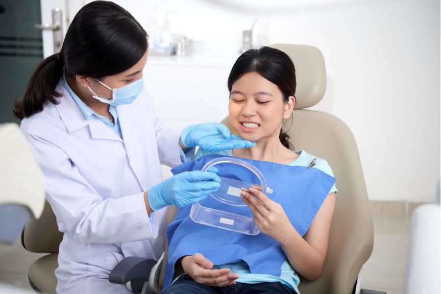 Nha Khoa Quốc Tế Sài Gòn Thăm khám bác sĩ trước khi quyết định dán sứ