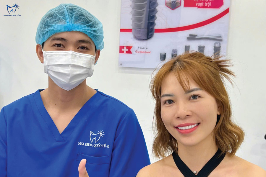 Khách hàng sau khi thực hiện gắn răng sứ
