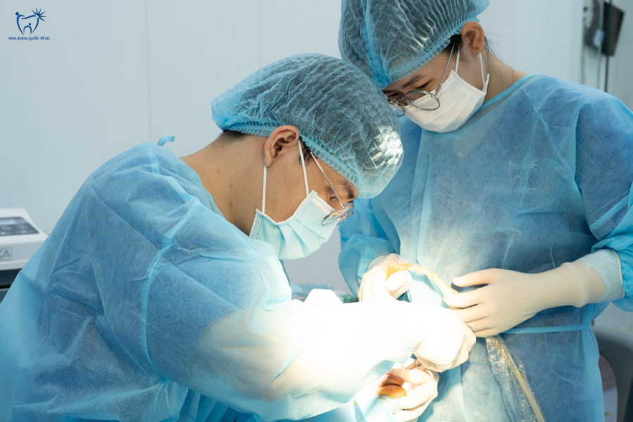 Bác sĩ thực hiện dán Veneer tại Nha Khoa Quốc Tế SG