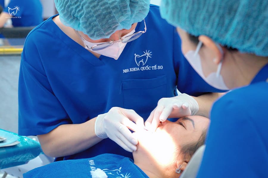 Nha Khoa Quốc Tế Sài Gòn Bác sĩ gắn răng sứ tại Nha Khoa Quốc Tế SG