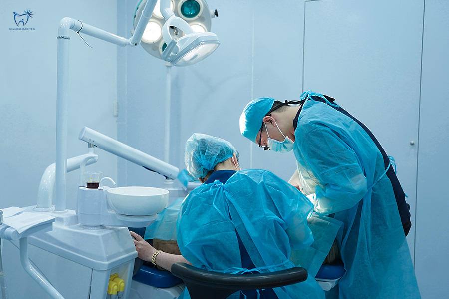 Nha Khoa Quốc Tế Sài Gòn Bác sĩ Lê Quang Tuấn điều trị nha chu cho bệnh nhân