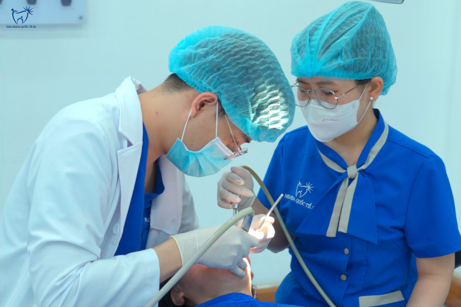 Bác sĩ thực hiện dán Veneer tại Nha Khoa Quốc Tế SG