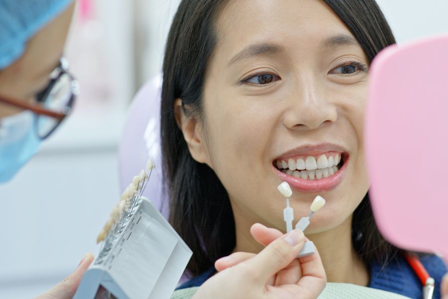 Nha Khoa Quốc Tế Sài Gòn Bác sĩ tư vấn màu sắc răng sứ Titan phù hợp cho bệnh nhân