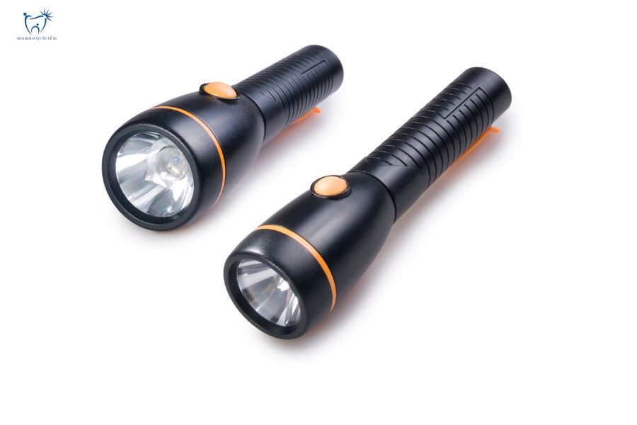 Nha Khoa Quốc Tế Sài Gòn Sử dụng đèn pin không phân biệt được răng sứ Zirconia chính hãng