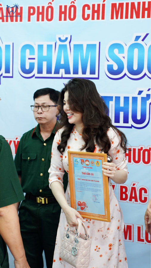 Bà Trịnh Thu Nga nhận thư cảm ơn tại hội nghị