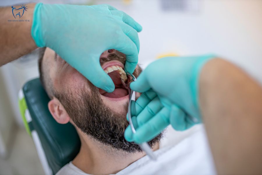 Bác sĩ thực hiện nhổ răng sâu của bệnh nhân