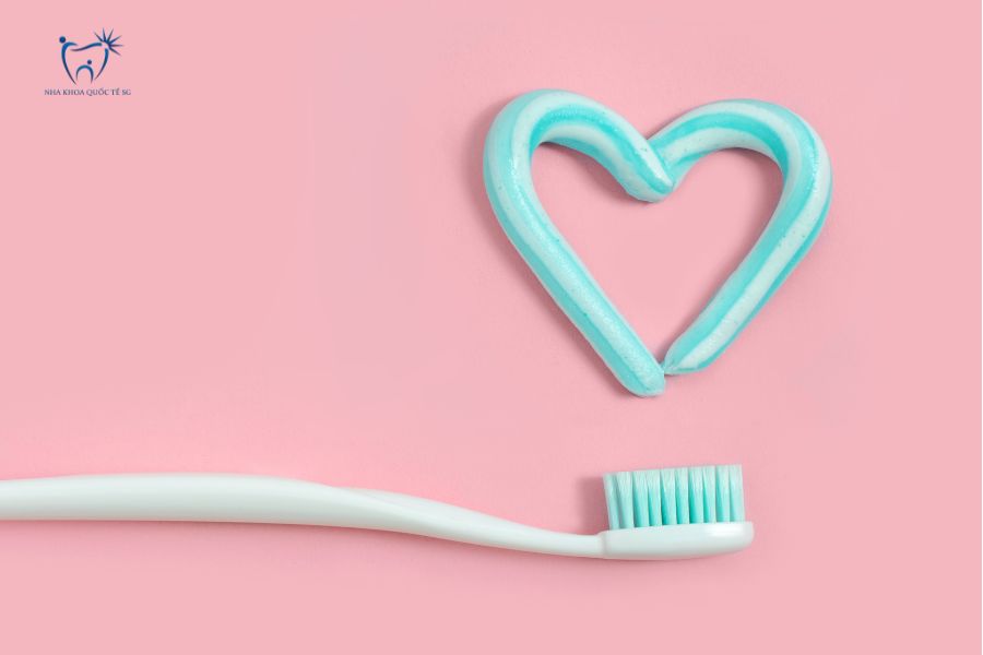 Ưu tiên chọn bàn chải có lông mềm để bảo vệ lớp men sứ