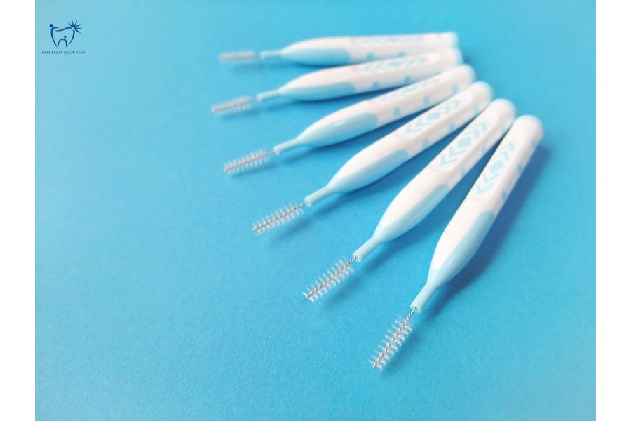 Bàn chải kẽ răng là dụng cụ vệ sinh kẽ cầu răng sứ hiệu quả