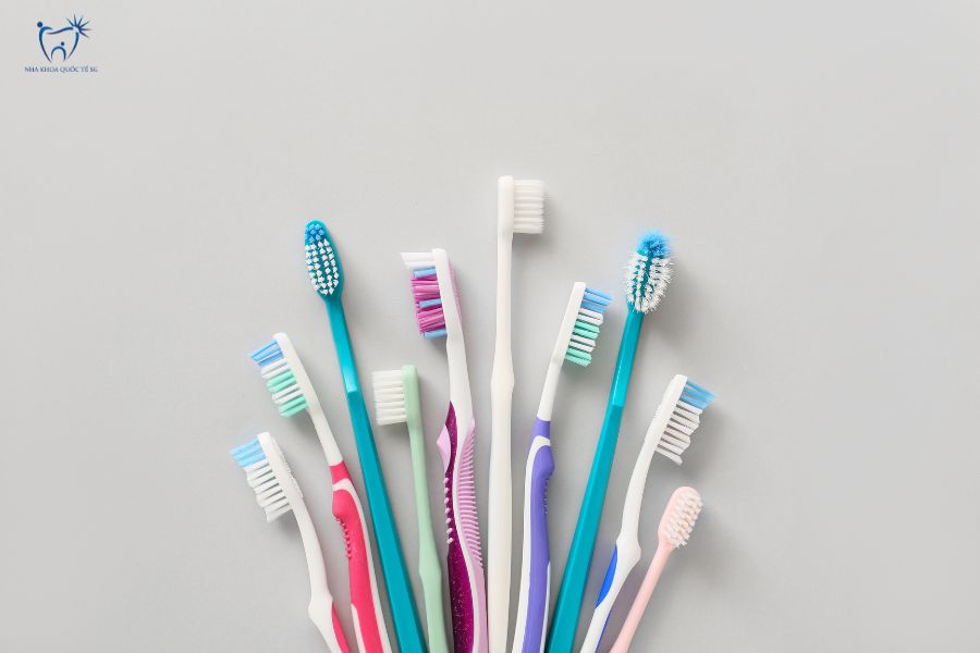 Không nên sử dụng bàn chải lông quá cứng 