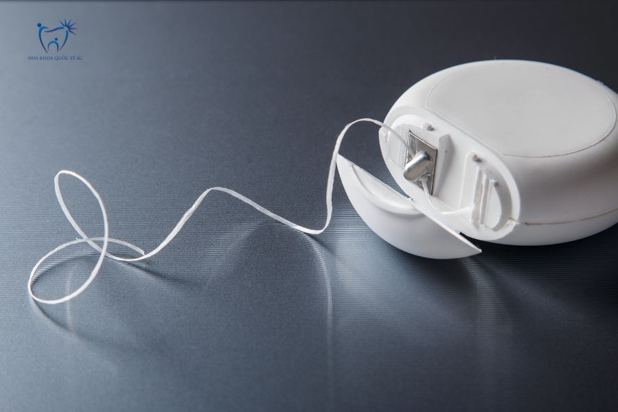 Chỉ nha khoa giúp loại bỏ thức ăn thừa kẹt sâu bên trong, ngăn ngừa viêm nướu