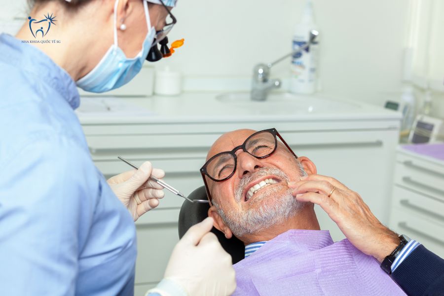 Bác sĩ thăm khám để để kiểm tra tình trạng răng