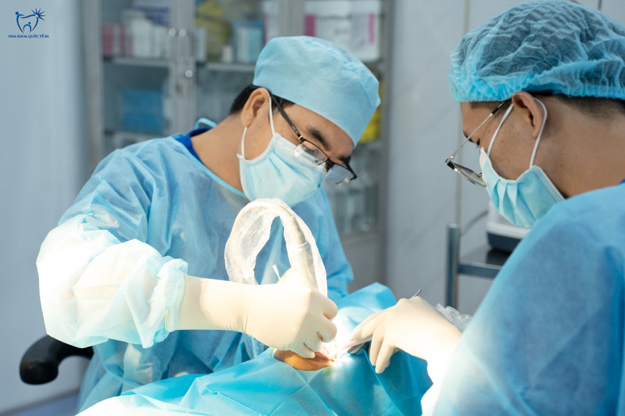 Bác sĩ thực hiện gắn cầu răng sứ cho bệnh nhân