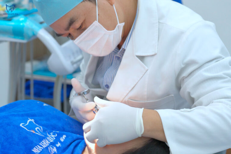 Bác sĩ thực hiện gắn răng sứ tại Nha Khoa Quốc Tế SG