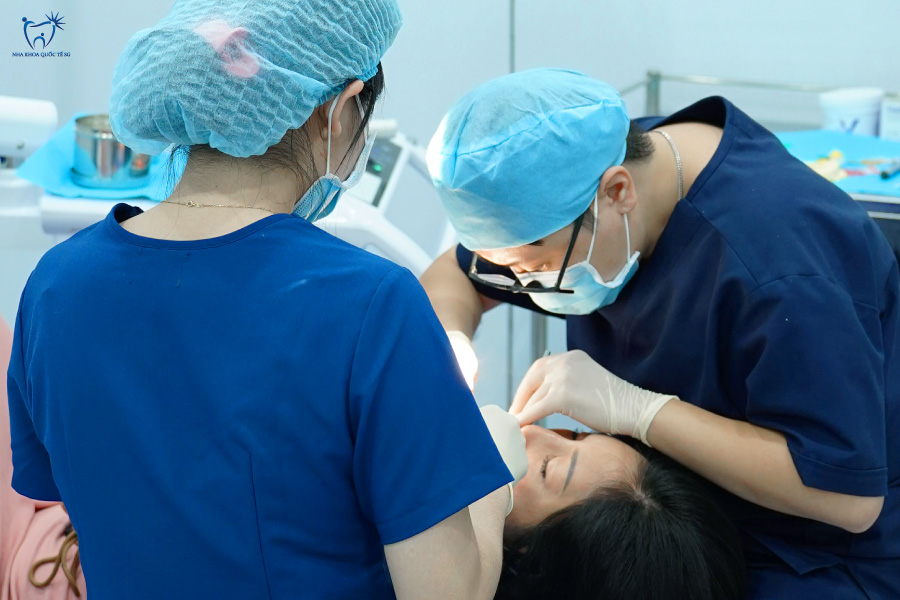 Bác sĩ thực hiện gây tê cho bệnh nhân