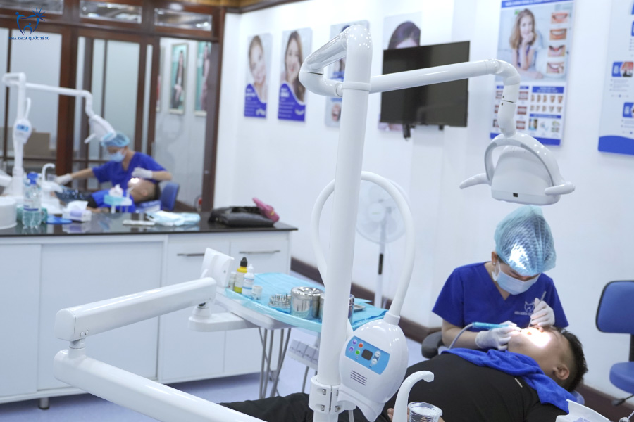 Bác sĩ mài răng trước khi gắn cầu răng sứ