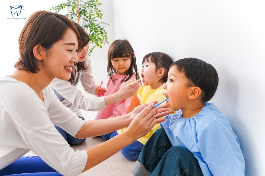 Hướng dẫn vệ sinh cầu răng sứ đúng cách tại nhà