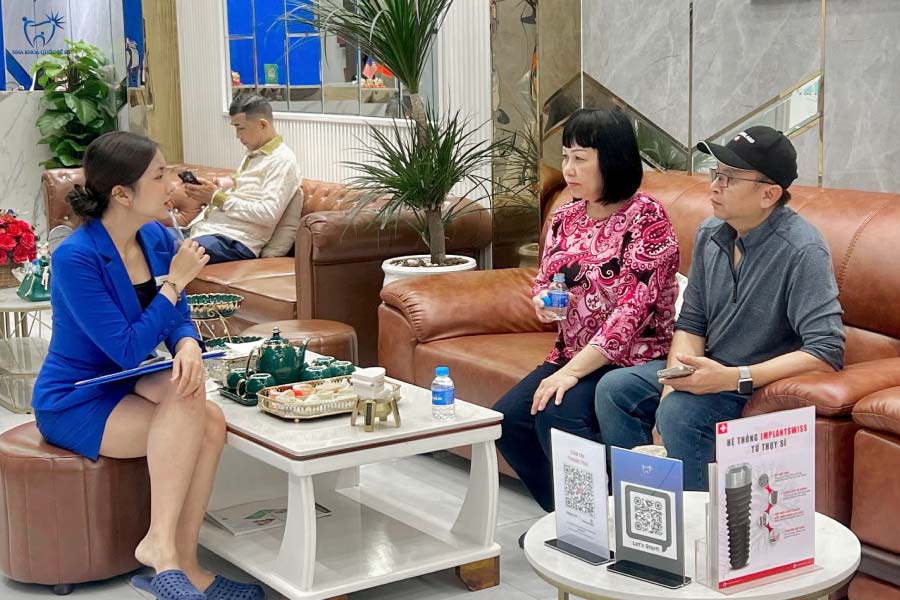 Khách hàng được tư vấn tại sảnh chờ nha khoa