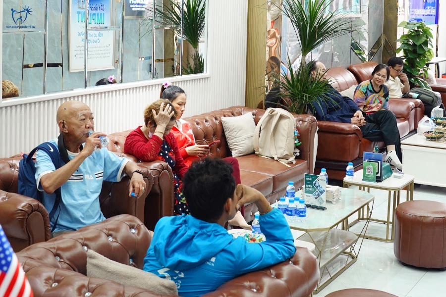 Khách hàng tới thăm khám tại Nha Khoa Quốc Tế SG Quận 10